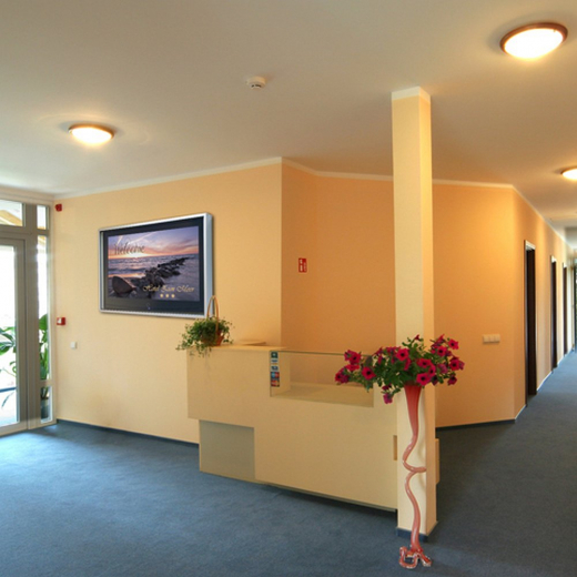 Monitor mit Schutzgehaeuse Staub- und Wasserschutz SLIM