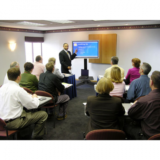 Hoehenverstellbarer Media Rollwagen