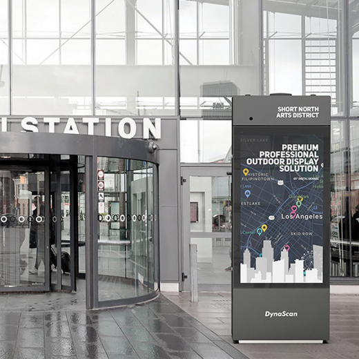 Doppelseitge Outdoor Werbestele DK651DR5 mit zwei 65 Zoll Displays