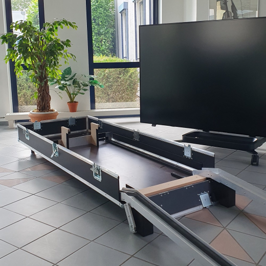 98 Zoll Maxi-Display mit Transportkoffer und Hublift