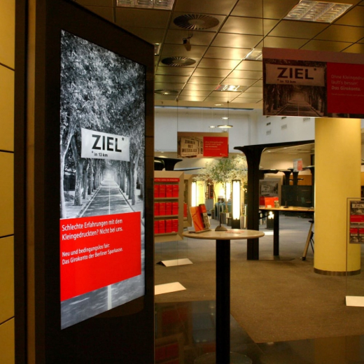 Digitale Werbestele mit integriertem Brandmeldesystem ohne Touch