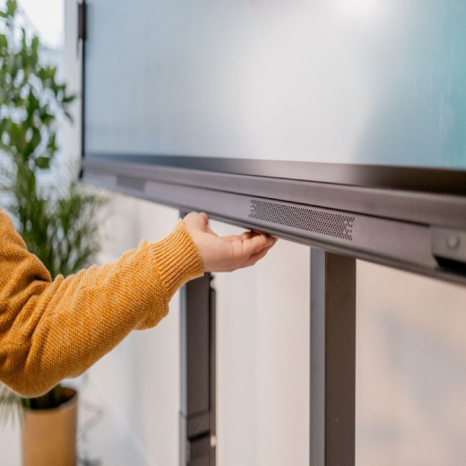 Vogel’s RISE 2000 elektrischer Boden und Wand Lift für große Bildschirme