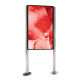 Outdoor Display mit integriertem PC im Hochformat – inkl. Edelstahl-Stele | 32–75 Zoll