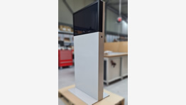 Brandsichere Info-Stele mit 32 Zoll Touch-Monitor und WLAN