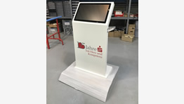 Kiosksystem DWD22 in weiß mit Firmenlogo
