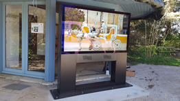 85' Outdoor Fernseher mit Leuchtkraft von 2500cd/m²