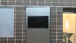 32 Zoll Outdoor Fernseher an einer Häuserwand angebracht