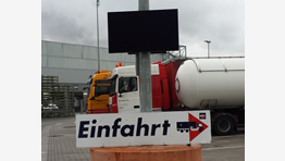 Montage eines 46 Zoll Outdoor Bildschirms an einem Mast