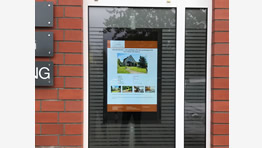 46 Zoll Schaufenster Display mit 4000cd/m² an einer Boden-Decken-Säule