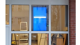 Ein 50 Zoll Schaufenster Display inklusive Deckenhalterung und Brandschutzgehäuse