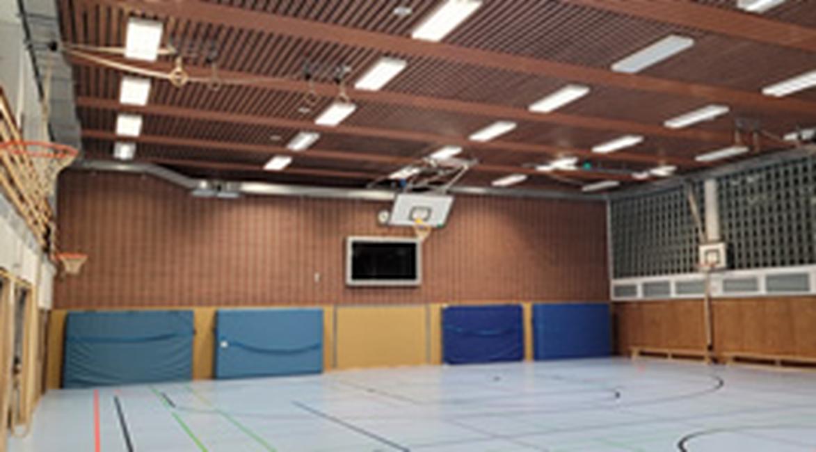 MMVS-BIG Schutzgehäuse mit 98 Zoll Monitor in Sporthalle